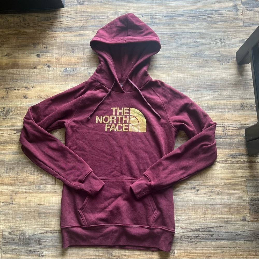 The North Face Pullover Hoodie Women’s Maroon With Gold Foil TNF Logo Size XS